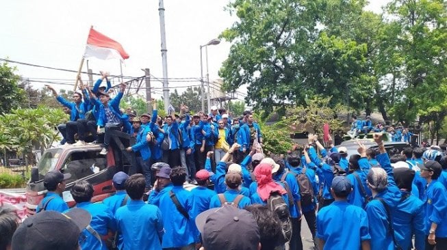 Mahasiswa UP saat menumpang mobil truk untuk berdemo di DPR RI. (Suara.com/Supriyadi).