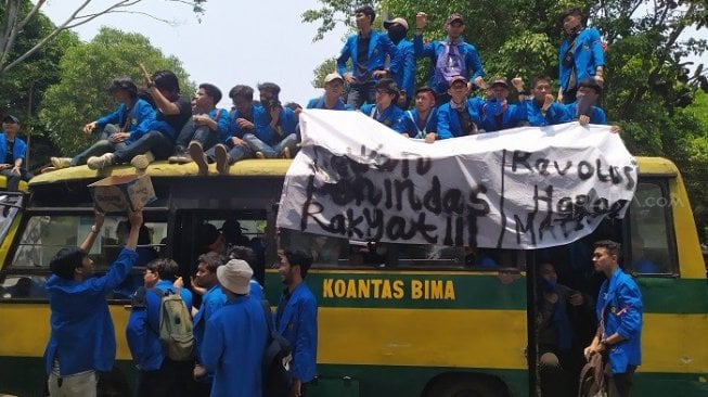 Naik ke Atas Atap, Sopir Bus Ngeluh Angkut Mahasiswa UP ke DPR