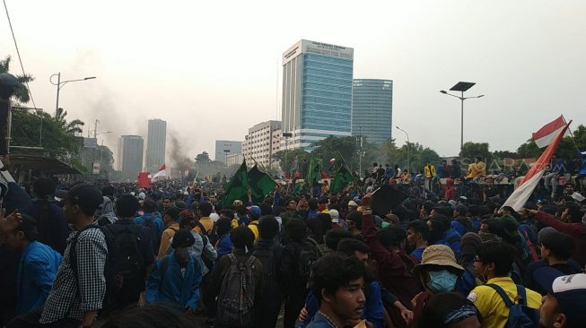 Mahasiswa Jebol Stadion Madya Senayan, Hancurkan Gerbang Utama