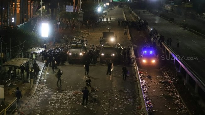 Suasana ricuh di depan Gedung DPR, Jakarta, Selasa (24/9). [Suara.com/Arya Manggala]