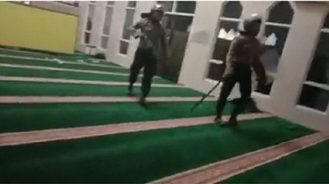 Polisi Masuk Masjid Tanpa Lepas Sepatu, Tangkapi Mahasiswa Demonstran