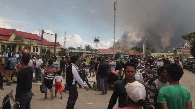 Warga mengungsi di Mapolres Jayawijaya saat terjadi aksi unjuk rasa yang berakhir rusuh di Wamena, Jayawijaya, Papua, Senin (23/9/2019). [ANTARA FOTO/Marius Wonyewun]