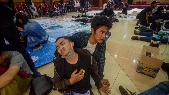 Sejumlah mahasiswa korban bentrokan saat aksi unjuk rasa menjalani perawatan di aula kampus Universitas Islam Bandung (Unisba), Jawa Barat, Selasa (24/9). [ANTARA FOTO/Raisan Al Farisi]