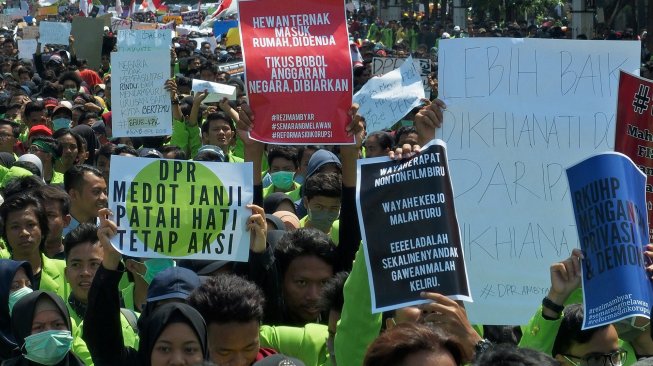 Mahasiswa dari berbagai perguruan tinggi berunjuk rasa menolak UU KPK hasil revisi dan RUU KUHP, di Gedung DPRD Jateng, Semarang, Jawa Tengah, Selasa (24/9).  [ANTARA FOTO/R. Rekotomo]
