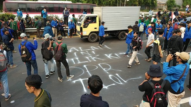 Demo mahasiswa di Gedung DPR. (Suara.com/Fakhri)