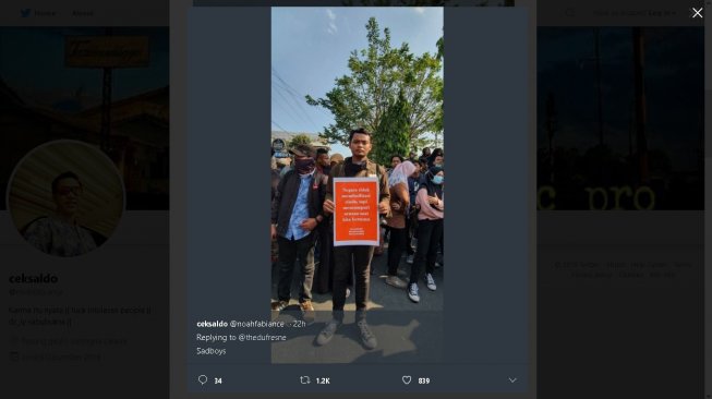 Poster kocak demo mahasiswa - (Twitter)