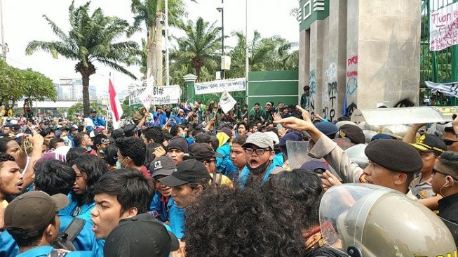 Mahasiswa yang berdemo di depan DPR RI sempat bersitegang dengan aparat kepolisian. (Suara.com/Fakhri).