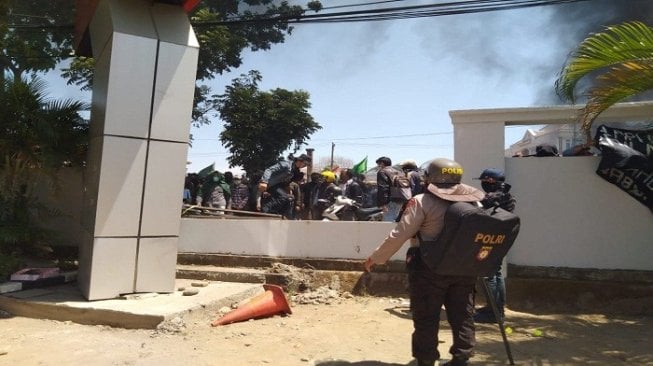 Water Canon dan Gas Air Mata, Polisi Pukul Mundur Mahasiswa di Makassar