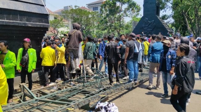 Pagar Jebol Gubernur Demo Mahasiswa Di Semarang Mirip