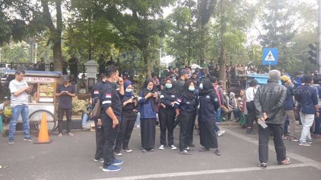 Ratusan mahasiswa dari Sekolah Tinggi Ilmu Kesehatan (Stikes) Dharma Husada Bandung ikut turun membantu mahasiwa lain berdemo di Bandung, Jawa Barat. (Suara.com/Aminuddin).