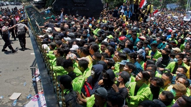 Mahasiswa dari berbagai perguruan tinggi berunjuk rasa menolak UU KPK hasil revisi dan RUU KUHP, di Gedung DPRD Jateng, Semarang, Jawa Tengah, Selasa (24/9).  [ANTARA FOTO/R. Rekotomo]
