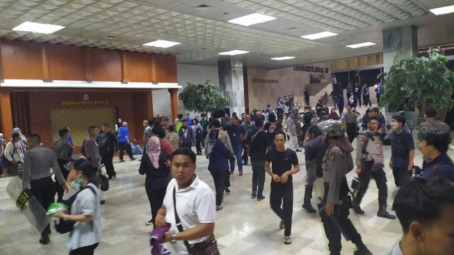 Polisi Tembakkan Gas Air Mata ke Mahasiswa, Pegawai DPR Berlarian