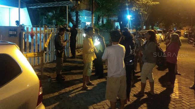 Warga, wartawan dan petugas di depan rumah di Perumahan Kutisari Indah Utara III Surabaya yang tiba-tiba mengalami semburan lumpur, Senin (23/9/2019). [Suara.com / Dimas Angga]