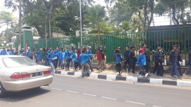 Puluhan mahasiswa berjalan kaki untuk berdemo di depan DPR RI. (Suara.com/Novian).