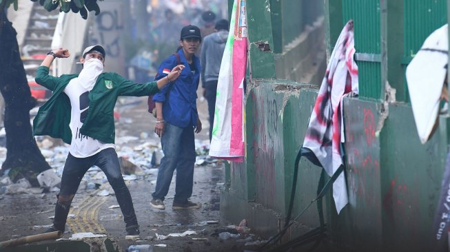 Aksi unjuk rasa di depan kompleks Parlemen di Jakarta, Selasa (24/9). [ANTARA FOTO/Aditya Pradana Putra]