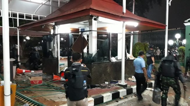 Makin Chaos! Setelah Robohkan Gerbang DPR, Mahasiswa Hancurkan Pos Pamdal