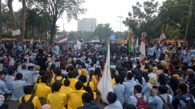 Tolak UU KPK, Ribuan Mahasiswa Blokir Akses Jalan ke Gedung DPRD Sumsel