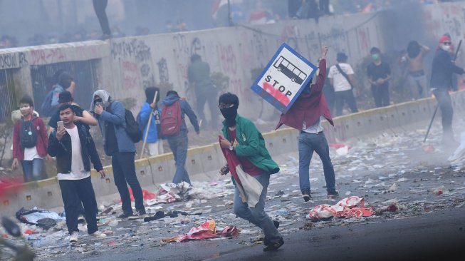 Aksi unjuk rasa di depan kompleks Parlemen di Jakarta, Selasa (24/9). [ANTARA FOTO/Aditya Pradana Putra]