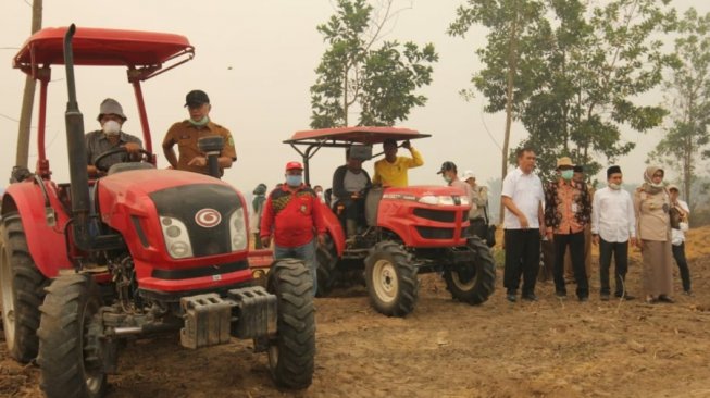 Kementan Lihat secara Langsung Proses Olah Tanah di Provinsi Riau