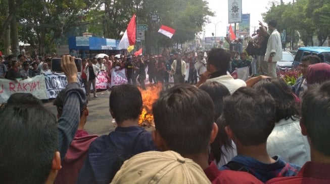 Aksi di Banten, Mahasiswa Blokade Jalan dan Bakar Ban