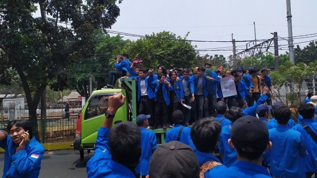 Mahasiswa UP saat menumpang mobil truk untuk berdemo di DPR RI. (Suara.com/Supriyadi).