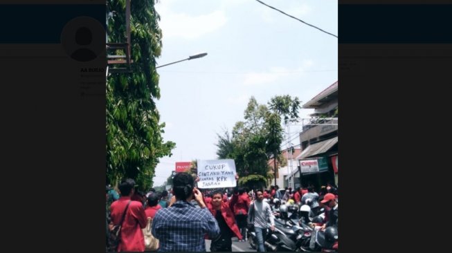 Spanduk demo unik mahasiswa. [Twitter]