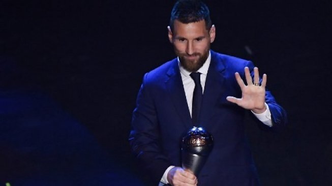 Bintang Argentina dan Barcelona Lionel Messi meraih trofi penghargaan pemain Terbaik FIFA 2019 di seremoni The Best FIFA Football Awards di Milan. Marco Bertorello / AFP