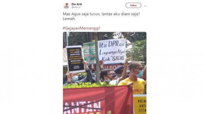 Spanduk demo unik mahasiswa. [Twitter]