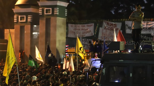 Petugas kepolisian saat melakukan penjagaan terhadap sejumlah mahasiswa yang berunjuk rasa di depan gedung DPR RI, Jakarta, Senin (23/9/2019). [Suara.com / Angga Budhiyanto]