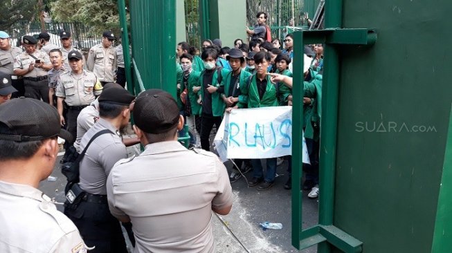 Jadi Sasaran Demo Massa Kawal Putusan MK Hari Ini, Gedung DPR Dijaga Ketat Ribuan Aparat