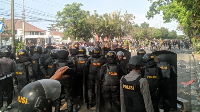 Pasca Ricuh di Depan Gedung DPRD Kota Solo, Mahasiswa Masih Bertahan