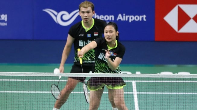 Pasangan ganda campuran Indonesia, Rinov Rivaldy/Pitha Haningtyas Mentari, melaju ke babak kedua Korea Open 2019 usai menghentikan perwakilan tuan rumah Ko Sung Hyun/Eom Hye Won, Selasa (24/9). [Humas PBSI]