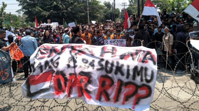 Long March Dari Manahan, Ribuan Mahasiswa Solo Aksi di Depan Gedung DPRD