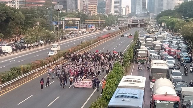 Mahasiswa merangsek ke Dalam Kota Cawang menuju Tomang di depan Gedung DPR. (Suara.com/Arga).