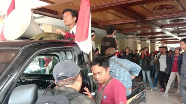 Geruduk DPRD DIY, Ratusan Mahasiswa Tuding Jokowi-JK Sebagai Rezim Pinokio