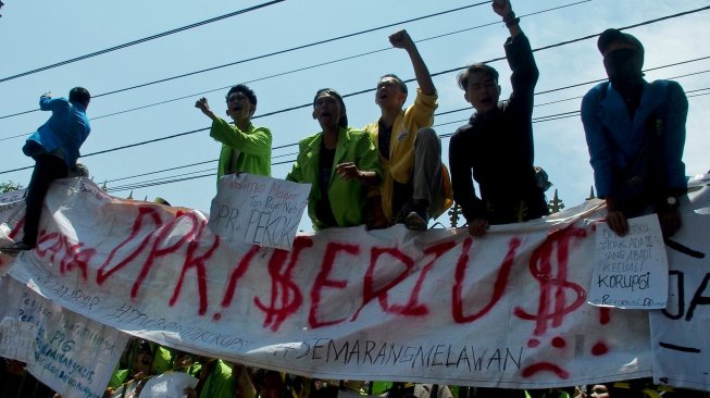 Mahasiswa dari berbagai perguruan tinggi berunjuk rasa menolak UU KPK hasil revisi dan RUU KUHP, di Gedung DPRD Jateng, Semarang, Jawa Tengah, Selasa (24/9).  [ANTARA FOTO/R. Rekotomo]
