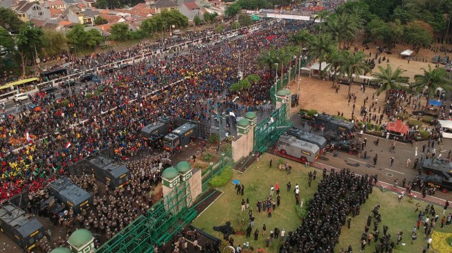 Suasana ricuh aksi unjuk rasa di depan kompleks Parlemen di Jakarta, Selasa (24/9). [Suara.com/Arya Manggala]