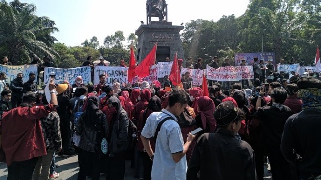 Aksi demontrasi mahasiswa dari berbagai kampus di Kota Solo, Jawa Tengah. (Suara.com/Ari Purnomo).