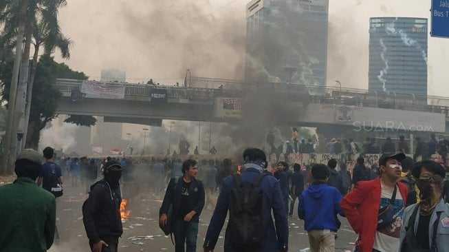 Demo mahasiswa di Gedung DPR. (Suara.com/Fakhri)