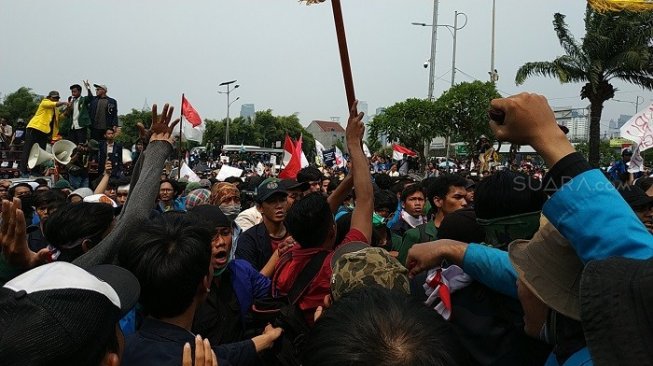 Polisi Dorong Mahasiswa, Demo di DPR Memanas