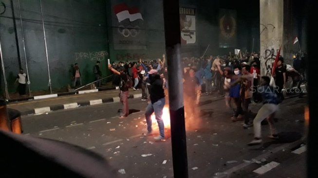 Gerbang Belakang DPR Jadi Medan Tempur, Mahasiswa - Polisi Saling Serang