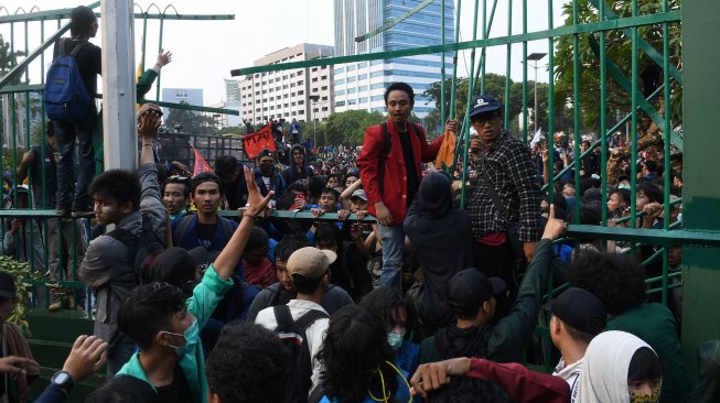 Aksi unjuk rasa di depan kompleks Parlemen di Jakarta, Selasa (24/9). [ANTARA FOTO/Aditya Pradana Putra]