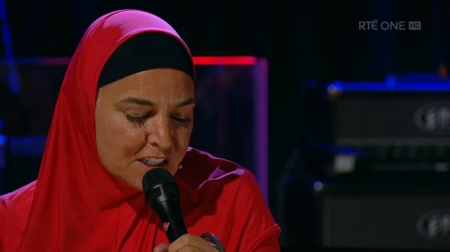 Nyanyi Lagi dan Pakai Hijab, Sinead O'Connor Bikin Takjub Warganet