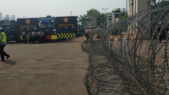 Massa Mahasiswa Mulai Berorasi, Polisi Perketat Barikade di Gedung DPR RI