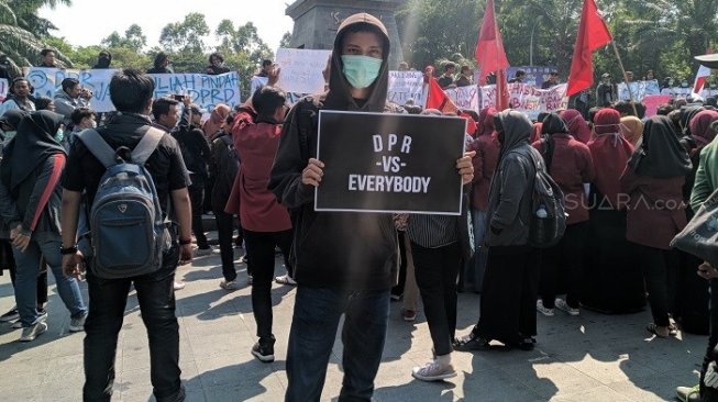 Aksi demontrasi mahasiswa dari berbagai kampus di Kota Solo, Jawa Tengah. (Suara.com/Ari Purnomo).