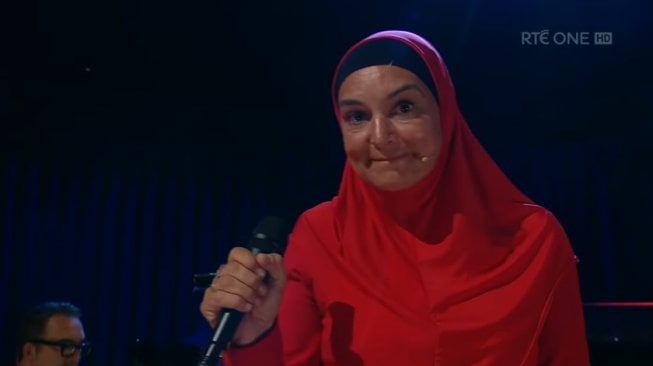 Sinead O'Connor saat tampil di "The Late Late Show Irlandia". [YouTube]