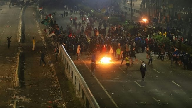 Suasana ricuh di depan Gedung DPR, Jakarta, Selasa (24/9). [Suara.com/Oke Atmaja]