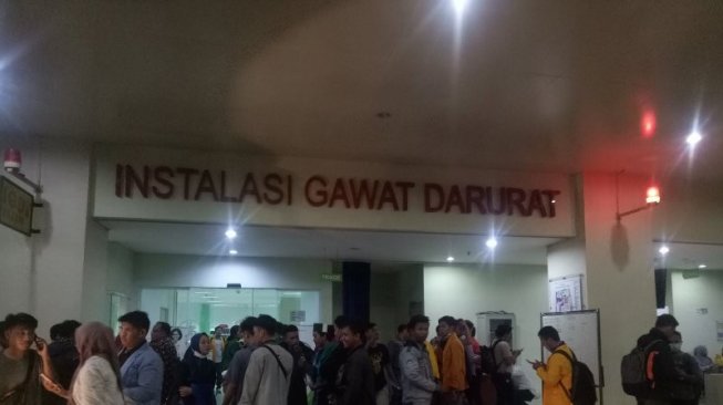 IGD RS Charitas Palembang dipenuhi mahasiswa yang menunggu rekan-rekannya dirawat setelah kericuhan demo mahasiswa Sumsel di DPRD Provinsi Sumsel. (Antara).