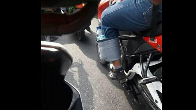 Kreatif, Pemotor Indonesia Manfaatkan Celana untuk Wadah Botol