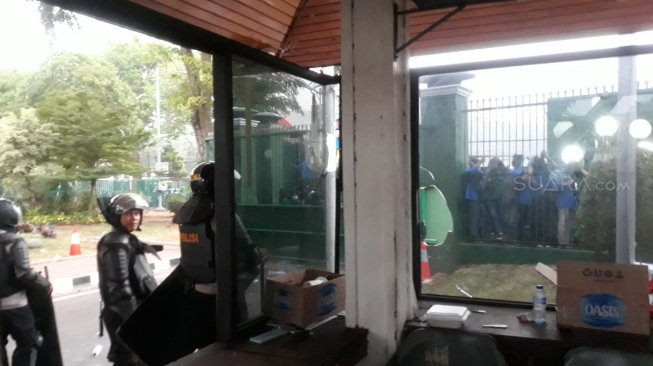 Kaca Pos Keamanan DPR Pecah Kena Lemparan Batu Mahasiswa